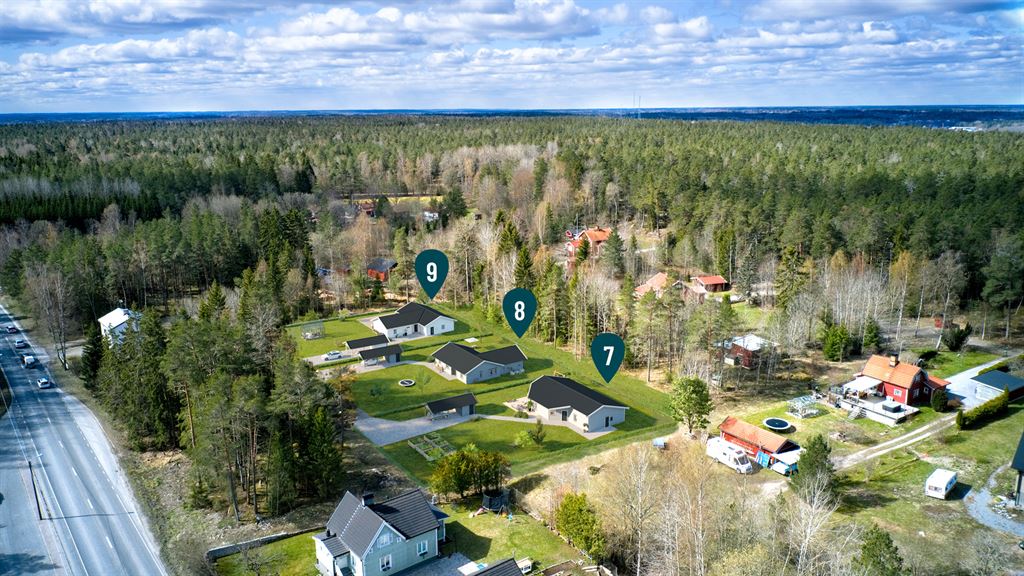Drönarbild över A-hus 3 tomter i Vilsta, Eskilstuna