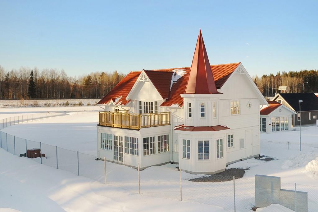 Villa Arholma är ett 2-plans sekelskiftes­hus med sagotorn från A-hus